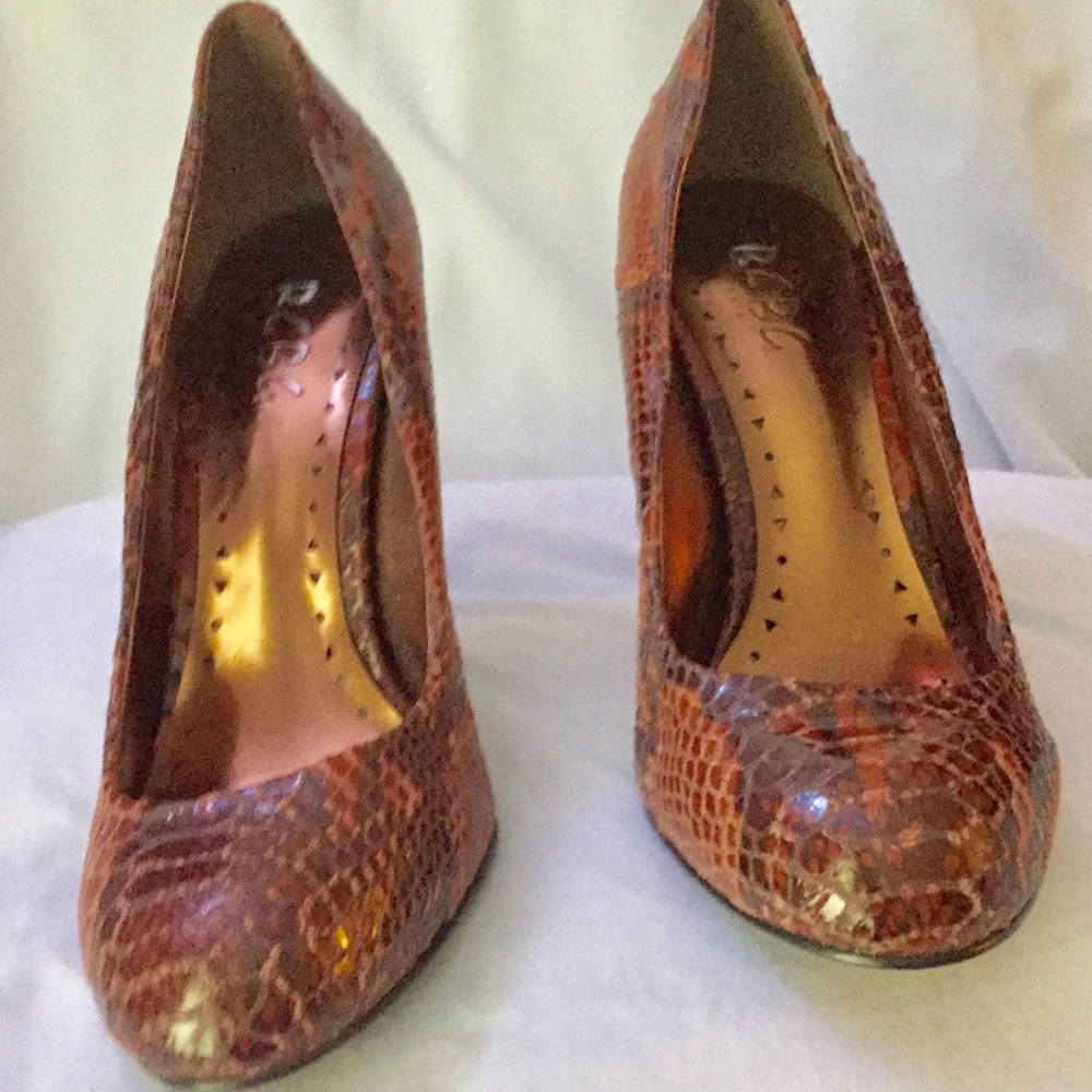 BCBG BEIGE/BROWN SNAKE SKIN HEELS